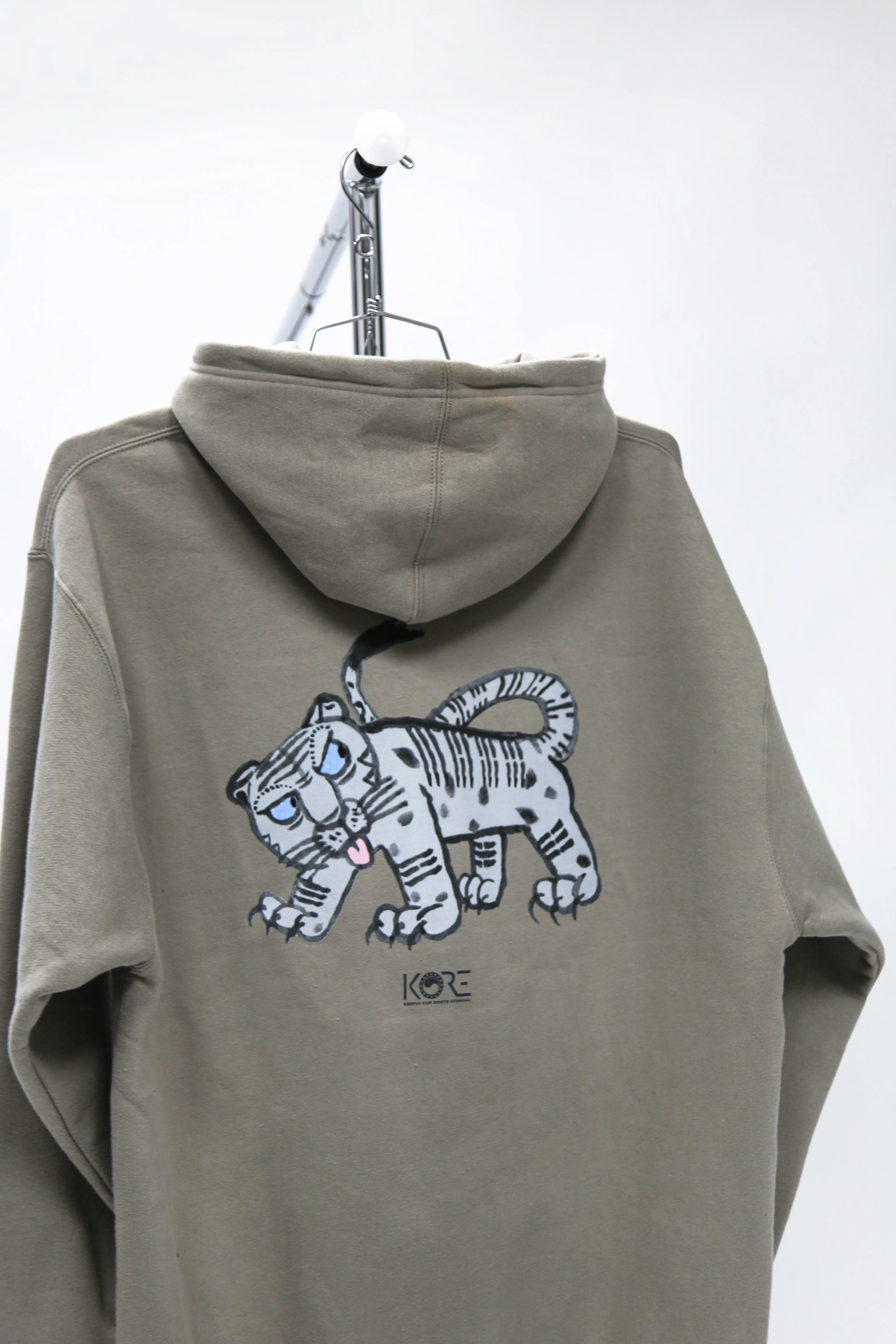 WHITE TIGER HOODIE (CEMENT)